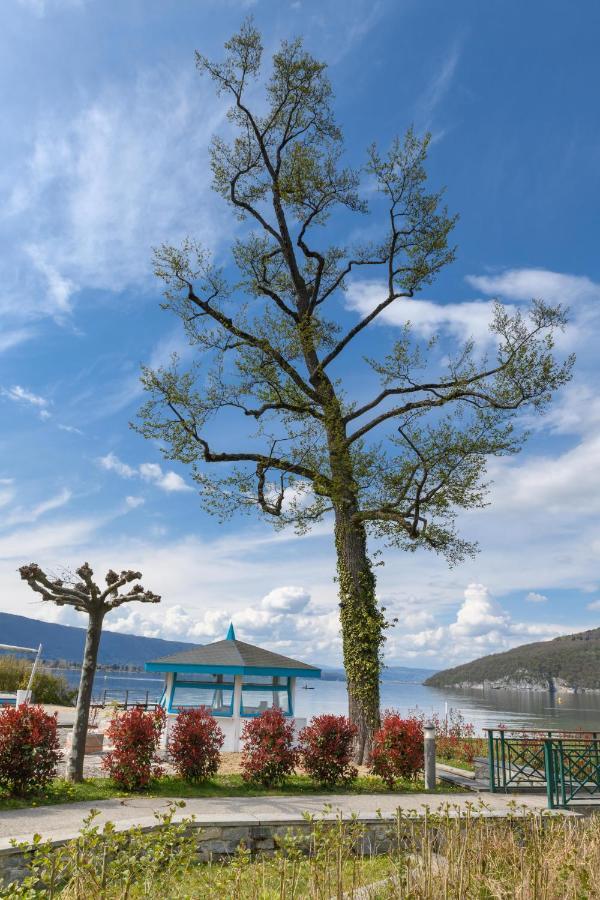 Logement avec terrasse sur lac, tout confort, dans résidence avec PLAGE et PONTON PRIVEE Duingt Extérieur photo