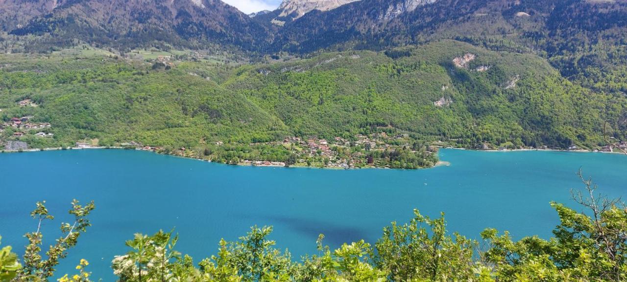 Logement avec terrasse sur lac, tout confort, dans résidence avec PLAGE et PONTON PRIVEE Duingt Extérieur photo