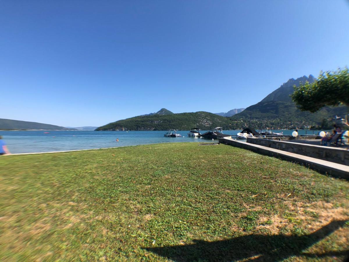 Logement avec terrasse sur lac, tout confort, dans résidence avec PLAGE et PONTON PRIVEE Duingt Extérieur photo