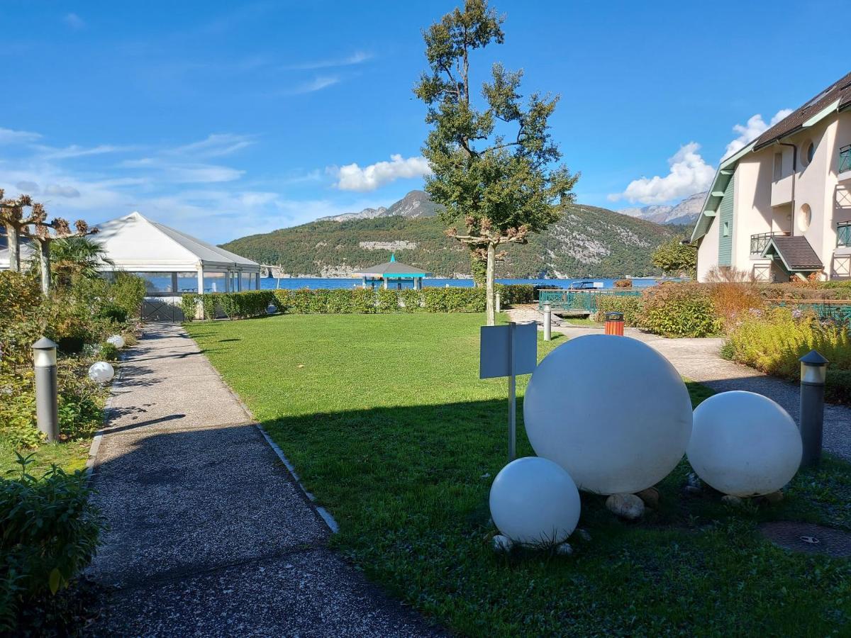 Logement avec terrasse sur lac, tout confort, dans résidence avec PLAGE et PONTON PRIVEE Duingt Extérieur photo